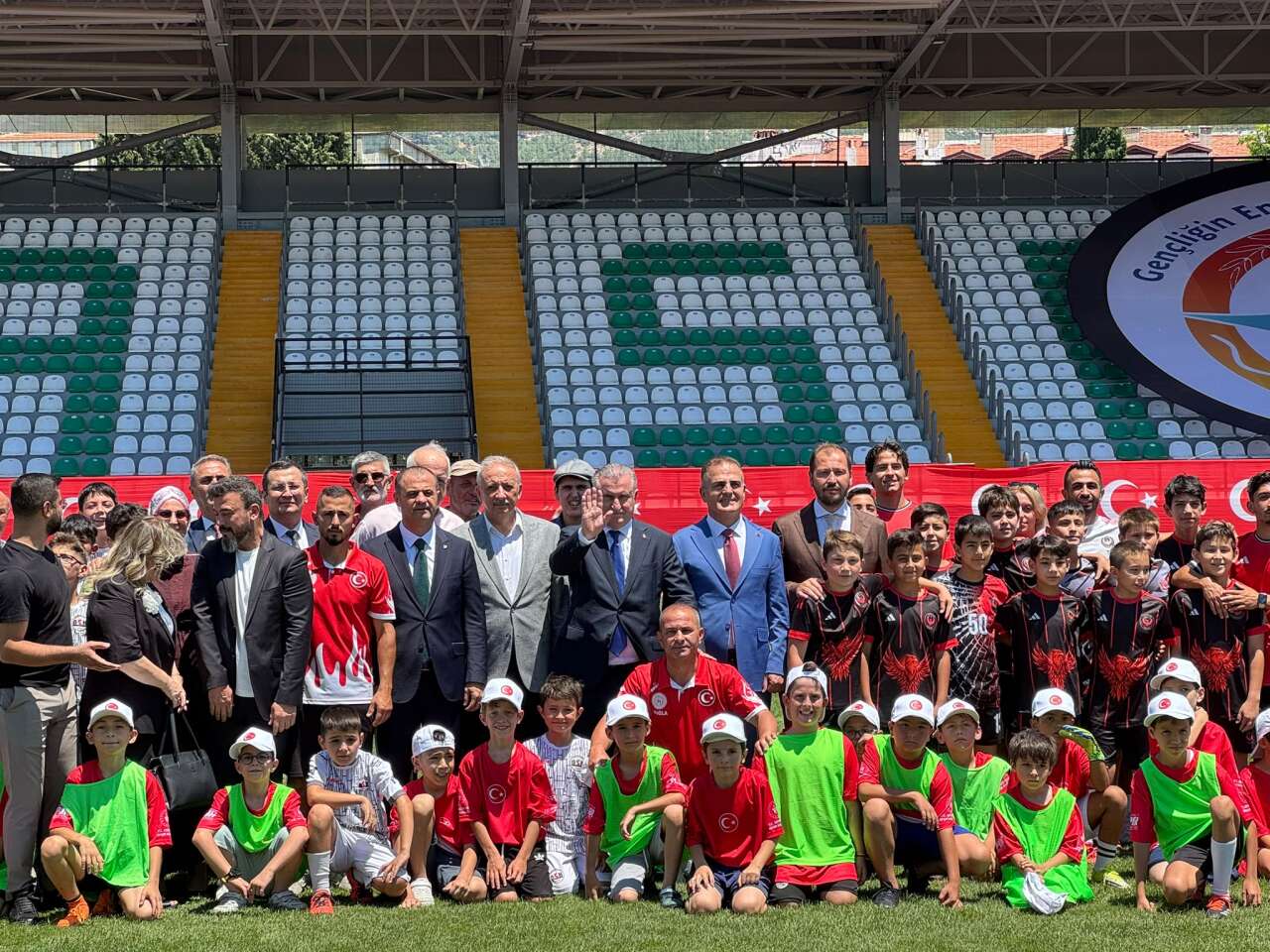 Muğla'da Bakan Osman Aşkın Bak'tan Gençlerle Futbol Keyfi: Atatürk Stadyumu'nda Gol Yağmuru 6